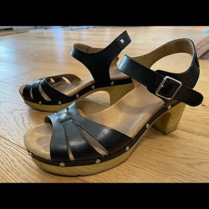 Clarks comfort heeled sandals sz 8